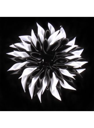 Gevouwen satijnen bloem zwart-wit