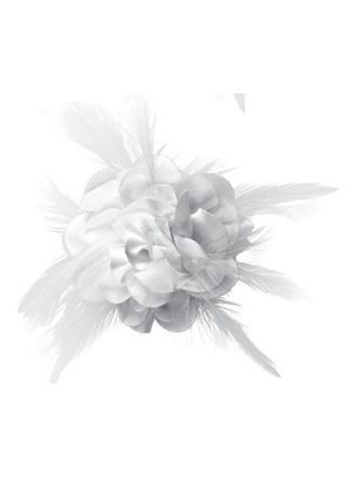 Witte Bloem op speld met veertjes