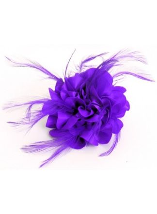 Paarse Bloem op speld met veertjes