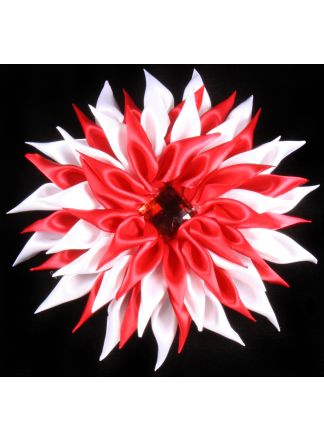 Rood-witte gevouwen satijnen bloem