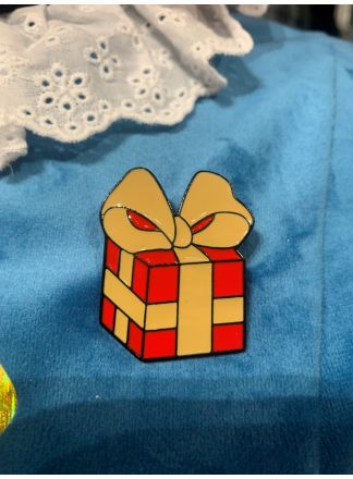 Pinnetje "Pakje" (3x4cm.)