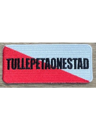 Strijkembleem TULLEPETAONESTAD rood-wit (9x4cm.)