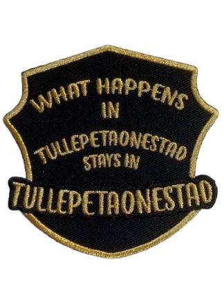 Embleem Tullepetaonestad what happen s.... 8,5x8,7cm.
